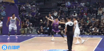 杀疯了！翟晓川三分2连击帮助球队保持领先 个人6投全中砍15分